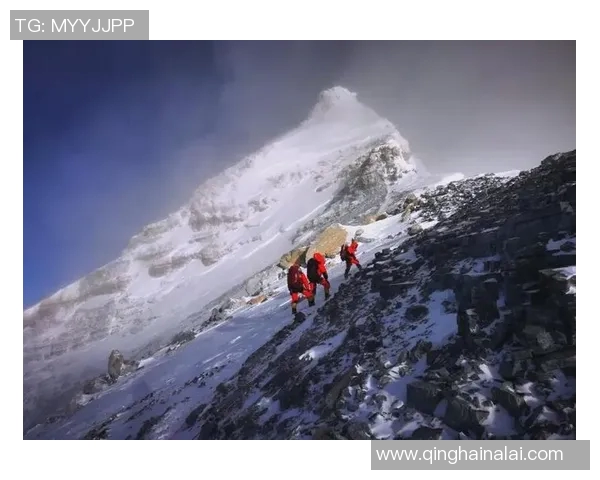 中国登山队挑战喜马拉雅新线路，全员成功登顶