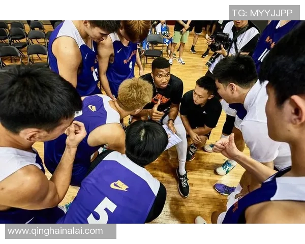 字母哥赛场细节动作引发球迷热议 展现篮球场上的独特风采